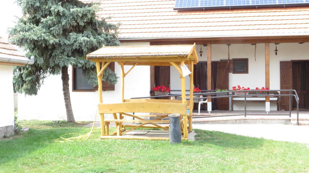 Eszter-Haz Vendeghaz Kerekegyhaza Hotel Zewnętrze zdjęcie